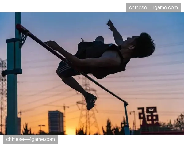 镜头捕捉:摩纳哥教练组频繁查看平板数据,疑似针对对手边路防守弱点进行调整