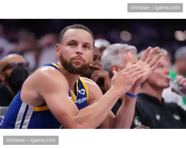 赛场花絮：小球迷高举“我数学考了A，能和你击掌吗？”标语，获库里回应